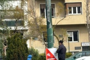 Ο Χαρδαλιάς ξήλωσε αφίσες του ΚΚΕ που είχαν μπει παράνομα σε Συγγρού και Βουλιαγμένης