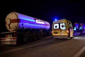 Τραγικό τροχαίο στην Κυψέλη:  45χρονος οδηγός μηχανής "καρφώθηκε" πάνω σε δέντρο - "Πήγαινε να πάρει τη γυναίκα του" - εικόνα 2