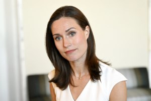 "Μοντέλο" η Σάνα Μαρίν: Οι selfies στην Εβδομάδα Μόδας στο Παρίσι και το μοντέρνο μίνι ντραπέ φόρεμα αξίας 1.024 λιρών [Εικόνες]