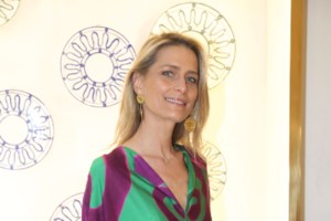 Τατιάνα Μπλάτνικ: Κομψή στην Αθηναϊκή Ριβιέρα με total white look - Το στενό παντελόνι που συνδύασε με ψηλοτάκουνες γόβες - εικόνα 4