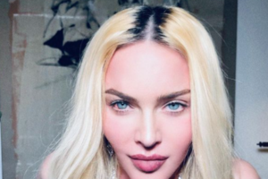 Νέο σόου από τη Μαντόνα: Ξάπλωσε στο γραφείο του Τζίμι Φάλον και έδειξε τα εσώρουχά της [Βίντεο]