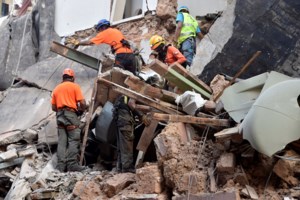 Εκρηξη στη Βηρυτό: Εντοπίστηκαν ίχνη ζωής μετά από ένα μήνα - Διασώστες σκάβουν με γυμνά χέρια [εικόνες - βίντεο] - εικόνα 4