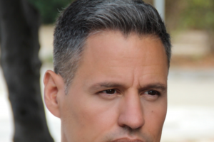 "Μύλος" Δρογώσης - Πετράκος για τα εμβόλια και στη μέση ο Τσαρούχας