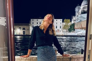 Σαν σταρ στη Βενετία η Βίκυ Καγιά: Απαστράπτουσα με Armami φόρεμα και στιλάτα φλατ γοβάκια - Το χλιδάτο dinner party σε ιστορικό ξενοδοχείο - εικόνα 12