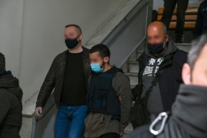 Φονικό στη Μακρινίτσα: Προπηλάκισαν τον δολοφόνο έξω από τα δικαστήρια του Βόλου [Εικόνες] - εικόνα 4