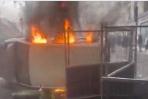 Παρίσι: Βίντεο ντοκουμέντο του 69χρονου που εκτέλεσε τρεις Κούρδους - Μπαίνει σε κουρείο με το όπλο - εικόνα 4