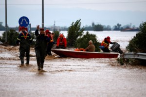 Απεγκλωβίζουν κόσμο με ελικόπτερα από Τρίκαλα και Καρδίτσα [βίντεο] - εικόνα 2