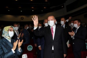 Κλυδωνίζεται η τουρκική λίρα - Δεν έπεισαν οι ανακαλύψεις του Ερντογάν, αμφιβάλλουν οι επενδυτές - εικόνα 2