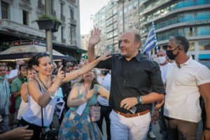 Αποθεώθηκε από "ψεκασμένους" ο Βόβολης που φλερτάρει με τη διαγραφή του  - Απειλητικά συνθήματα κατά της Παγώνη [Βίντεο]