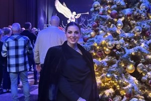 Σταματίνα Τσιμτσιλή: Η κομψή εμφάνιση στο κέντρο της Αθήνας - Με δερμάτινο biker jacket και μαύρες Prada μπότες [εικόνες] - εικόνα 5