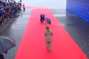 Το επικοινωνιακό σόου του Ράμα: Τα αθλητικά παπούτσια, οι αγκαλιές με τους ηγέτες και τα... ΑΙ μωρά [εικόνες - βίντεο] - εικόνα 3