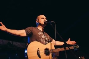 Οδύνη και συγκίνηση στο τελευταίο "αντίο" στον μουσικό Βασίλη Μαντζουράνη - εικόνα 3