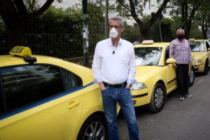 Υπ. Οικονομικών: H μείωση του ΦΠΑ από 24% σε 13% στις μεταφορές συμπεριλαμβάνει και τα ταξί