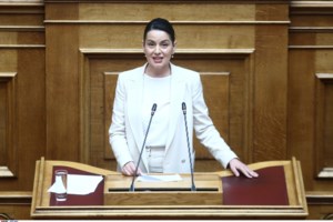 Σύνταγμα: Ολοι οι βουλευτές ήθελαν μια φωτογραφία πάνω στα τρακτέρ- Η Μαρίνα Κοντοτόλη και ο σύντροφός της Ραγκούσης επίσης