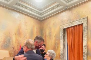 Η ιστορία του ηλικιωμένου ζευγαριού που πάντρεψε ο Μπακογιάννης - Η γνωριμία σε ταβέρνα και το "φλερτ" επί 15 χρόνια [Βίντεο]