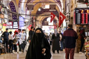 Κωνσταντινούπολη: Βίντεο σοκ - Άνδρας απειλεί με κουζινομάχαιρο γυναίκες σε συρμό του Μετρό [βίντεο]