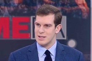 Ο δημοσιογράφος του ΣΚΑΙ που έφτυσε στον αέρα κατά λάθος - H viral αμήχανη στιγμή [βίντεο]