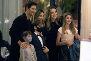 Σάκης Ρουβάς: Παθιασμένο φιλί για χρόνια πολλά στην Κάτια Ζυγούλη - Full in love [Εικόνα]