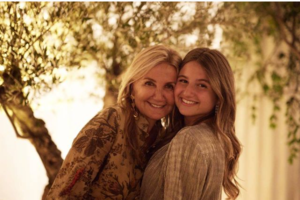 Το τρυφερό φιλί της Μαρέβας Μητσοτάκη στην Δάφνη για την αποφοίτησή της [εικόνα]