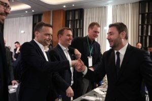 "Τρολάρουν" τον Ανδρουλάκη για τη διεύρυνση Πελεγρίνη- "Με Νικολόπουλο και Κορακάκη το καλλιτεχνικό σχήμα πετούσε" - εικόνα 3