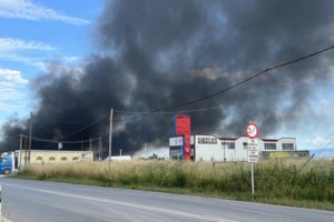 Φωτιά στους Αγίους Θεοδώρους: Οι φλόγες καίνε δασική έκταση - Σηκώθηκαν εναέρια μέσα