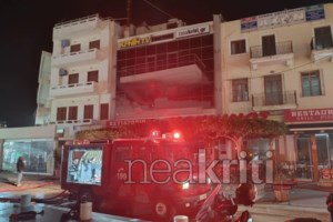 Κολωνός: Φωτιά σε διπλοκατοικία - Απεγκλωβίστηκαν τρεις, ο ένας από μπαλκόνι και μεταφέρθηκαν στο νοσοκομείο