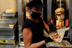 "Ακριβό μου ποτό": Ανεβασμένες οι τιμές σε σχέση με πέρυσι - Τσουχτερές στα ελληνικά νησιά