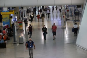 Κορονοϊός: Προβληματισμός από την αύξηση των κρουσμάτων λόγω τουρισμού - Κοντά στο "κόκκινο" όριο των 50 ημερησίως