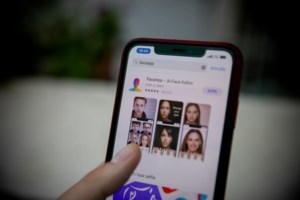 Απίστευτο: Η Δέσποινα Βανδή ως άντρας είναι ίδια... με τον Χριστόφορο Παπακαλιάτη [εικόνα]