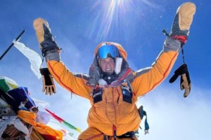 Συγκλονιστικό: Βετεράνος στρατιώτης ανέβηκε στην κορυφή του Έβερεστ χωρίς πόδια [Βίντεο]