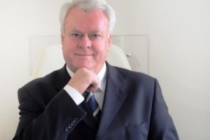 Καθηγητής Κούβελας: Δεν είναι απίθανο να συσχετίζονται οι παραλύσεις με το εμβόλιο για τον κορονοϊό