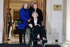 Πριγκίπισσα Ειρήνη: Υπό βροχή ο πρώτος αποχαιρετισμός - Σύσσωμη η βασιλική οικογένεια της Ισπανίας στον Καθεδρικό της Μαδρίτης [εικόνες] - εικόνα 14