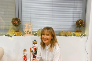 Μάρα Ζαχαρέα: Το υπερστολισμένο σαλόνι της και τα vintage στολίδια που έχει από παιδί