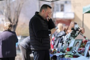 Βόρεια Μακεδονία: Θρήνος και οργή στις κηδείες των 59 θυμάτων - Ανατριχιάζουν οι εικόνες με τους φρεσκοσκαμμένους τάφους - εικόνα 5