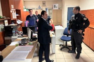 Μιχάλης Χρυσοχοΐδης: Εκανε "έφοδο" πρωί πρωί στο νοσοκομείο Ευαγγελισμός και μίλησε με γιατρούς