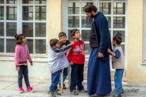 Κιβωτός του Κόσμου: Άγνωστοι μπέρδεψαν... Μητροπολίτη με τον πατέρα Αντώνιο και του επιτέθηκαν [βίντεο] - εικόνα 2