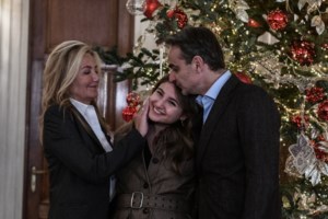 Ξυπόλητη στην παραλία η οικογένεια Μητσοτάκη - Η φωτό και η ατάκα για το... βουνό και τη θάλασσα