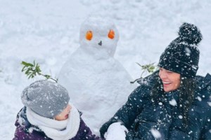 Υβόννη Μπόσνιακ: Τα περίεργα peep toe μποτάκια που συνδύασε με crop top, μπλέιζερ και δερμάτινο κολάν