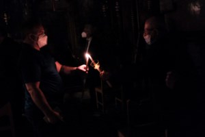 "Θερμό επεισόδιο" με δύο αρνητές μάσκας σε τράπεζα στο Μουζάκι - Τους συνέλαβαν