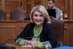 Εποχικοί πυροσβέστες κατά Βούλτεψη: "Να κάτσει στο κλιματιστικό της και να πιει τον καφέ της"