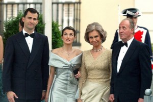 Βασίλισσα Λετίσια: Η θεϊκή πασχαλινή εμφάνιση με total red look & το φόρεμα της πεθεράς της - εικόνα 4