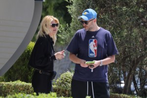 Σία Κοσιώνη - Κώστας Μπακογιάννης: Στόλισαν το δέντρο με τα παιδιά τους [εικόνες]