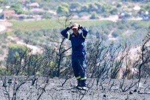 Φωτιά στα Βίλια: Εντυπωσιακές εικόνες από τον ανεφοδιασμό ενός ελικοπτέρου Ericksson σε δεξαμενή [εικόνες]