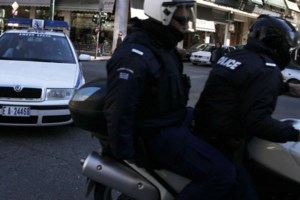 Νέο Ψυχικό: Τροχαίο στη Μεσογείων- ΙΧ έπεσε σε στάση λεωφορείου και τη διέλυσε