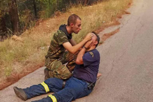 Φωτιά στην Αττική: Viral η φωτογραφία με τους ξαπλωμένους στο έδαφος εθελοντές πυροσβέστες στις Αφίδνες