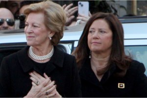 Κομψή στα 85 της: Η βασίλισσα Σοφία της Ισπανίας έκανε μια στιλάτη εμφάνιση με ριγέ κοστούμι - εικόνα 7