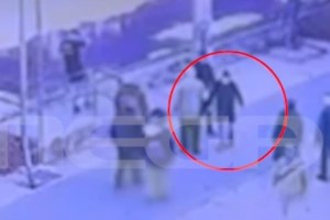 Καλλιθέα: "Μπήκε κάτω από προφυλαχτήρα και έπαψαν οι ανήλικοι να τον χτυπούν στο κεφάλι" - Συγκλονίζει η μητέρα του 17χρονου