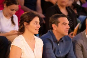 Μαρέβα Μητσοτάκη: Με λευκό μάξι jumpsuit, αρχαιοελληνικά σκουλαρίκια και πλεκτά σανδάλια στο Ηρώδειο - εικόνα 7