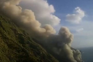 Ιταλία: Τέφρα και λάβα εκτοξεύονται από τα ηφαίστεια Στρόμπολι και Αίτνα - Απίστευτες εικόνες κατέγραψαν οι κάμερες - εικόνα 8