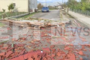 Ανεμοστρόβιλος στη Θεσπρωτία: 11χρονη σώθηκε από θαύμα όταν κατέρρευσε η σκεπή στο σπίτι [βίντεο]